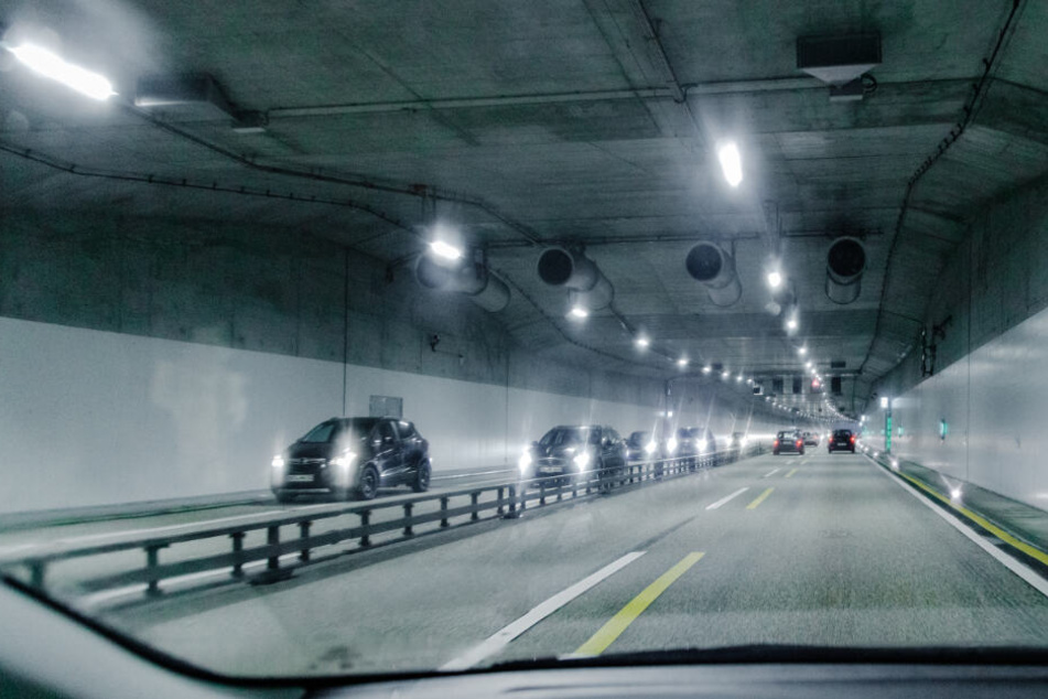 Fahrzeuge fahren während der Bauarbeiten durch eine Tunnelröhre der Autobahn 7 in Schnelsen. (Archivbild)