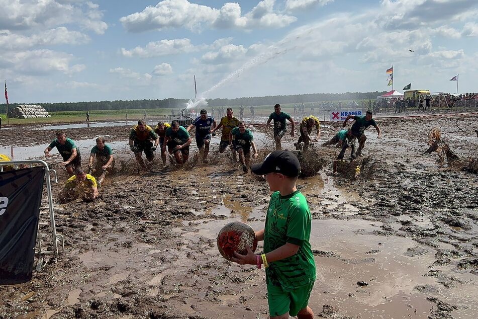 Mit einer Wasserkanone (im Hintergrund) wurde das Schlammfeld schön nass gehalten.