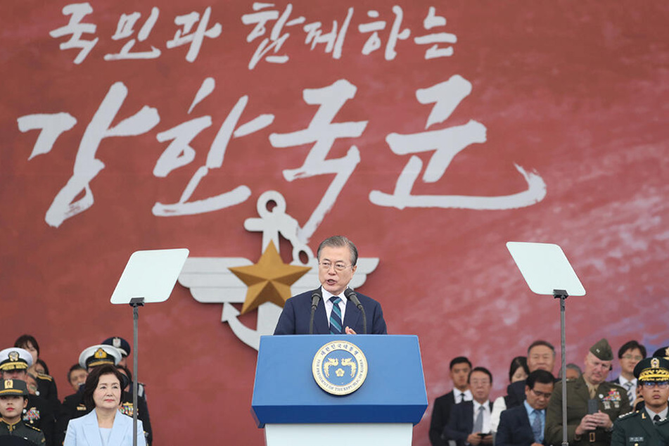 Moon Jae In hält während einer Zeremonie anlässlich des 71. Tags der Streitkräfte eine Rede. Südkorea hat zum ersten Mal öffentlich einige von insgesamt 40 bestellten Tarnkappenbombern gezeigt.