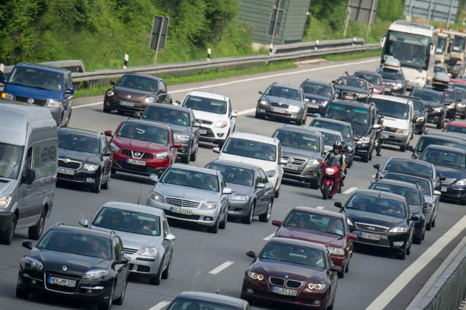 Auf der A9 kommt es zu Behinderungen und Staus. (Symbolbild)