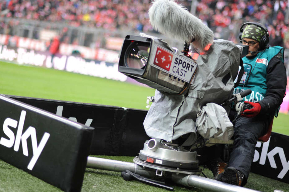 Ein Sky-Kameramann während einer Bundesliga-Liveübertragung. RB Leipzig erhält rund neun Millionen Euro weniger an TV-Geldern als der Vorletzte im Ranking.
