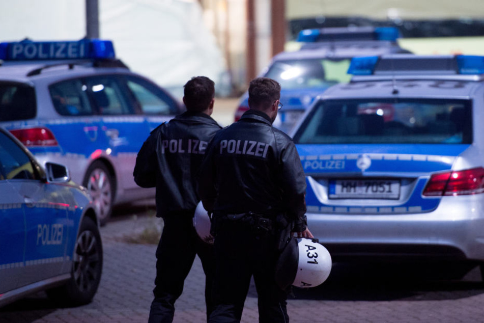 Als die Beamten den Bewohner festnehmen wollten, wehrte er sich. (Symbolbild)