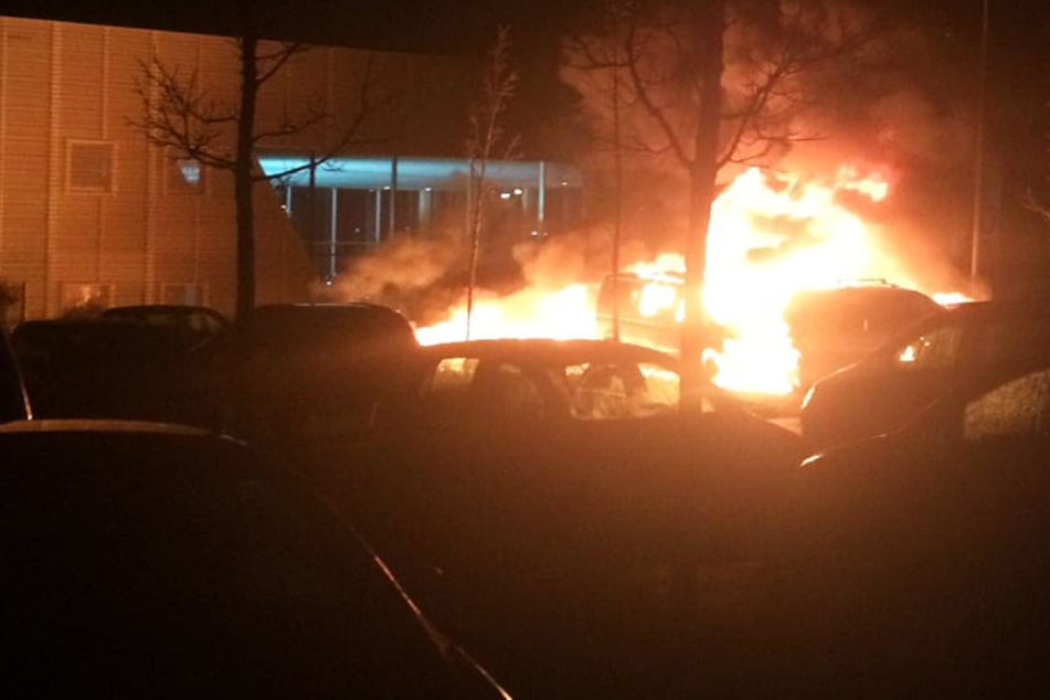 Die Autos auf dem Parkplatz brannten lichterloh.