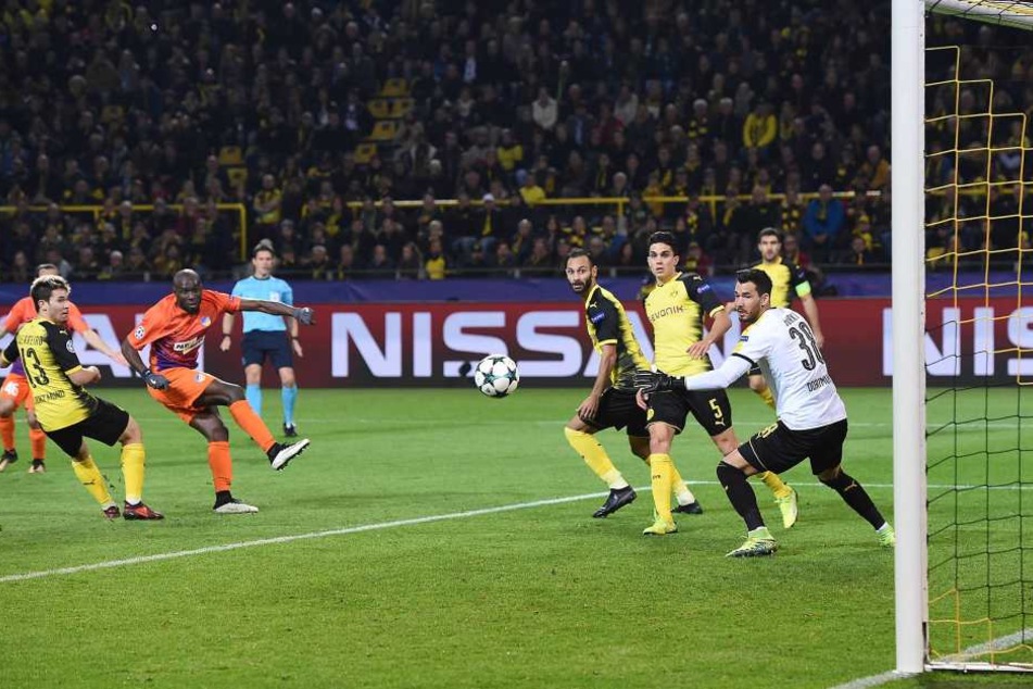 Hier schießt Poté das 1:0 für Apoel Nikosia beim Champions-League-Spiel bei Borussia Dortmund.