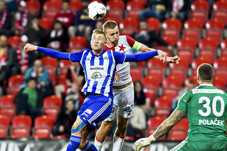 Jan Kral (v.) im Punktspiel der erste tschechischen Liga mit Mlada Boleslav gegen Slavia Prag, dass er 3:2 gewann. Seine Kopfballstärke soll nun Aue weiterhelfen.