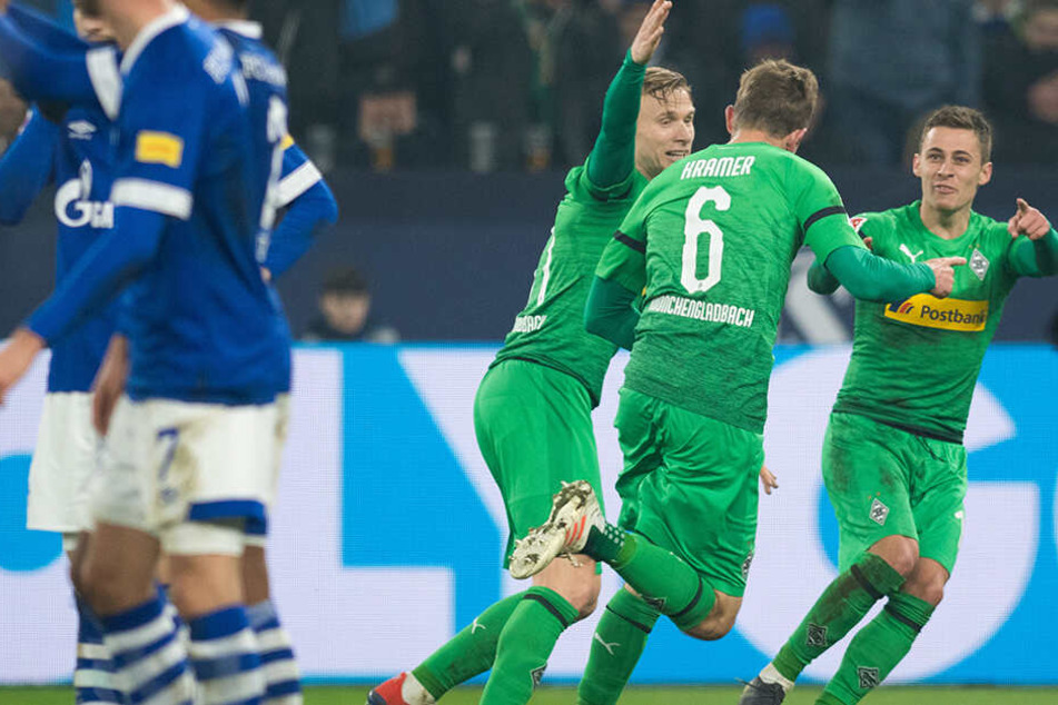 Die Gladbacher Thorgan Hazard (r.), Torschütze Christoph Kramer (Zweiter von rechts) und Oscar Wendt bejubeln das späte 1:0 für die Borussia.