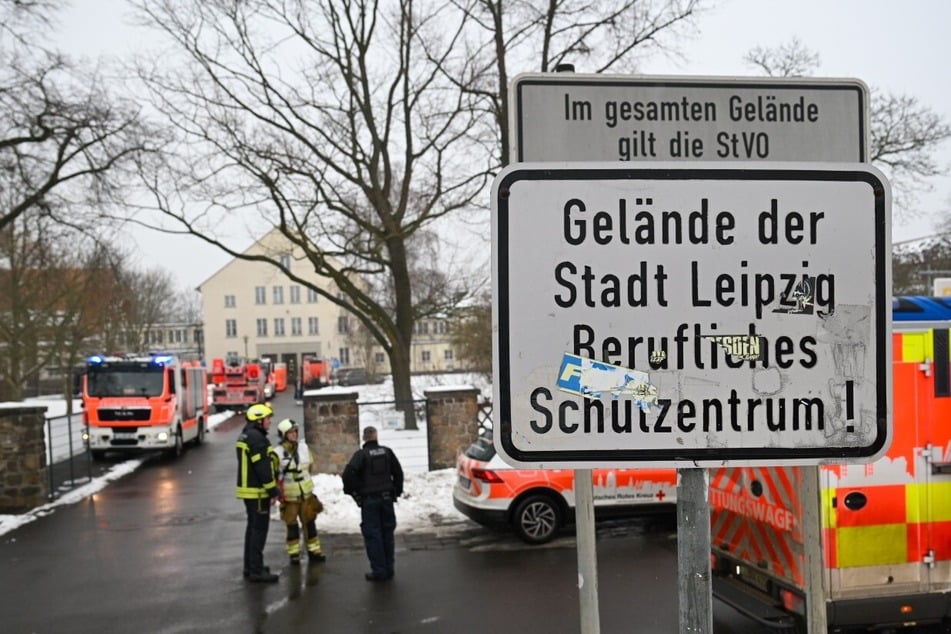 Die Leipziger Feuerwehr rückte mit einem Großaufgebot zu einer Berufsschule in Grünau aus.