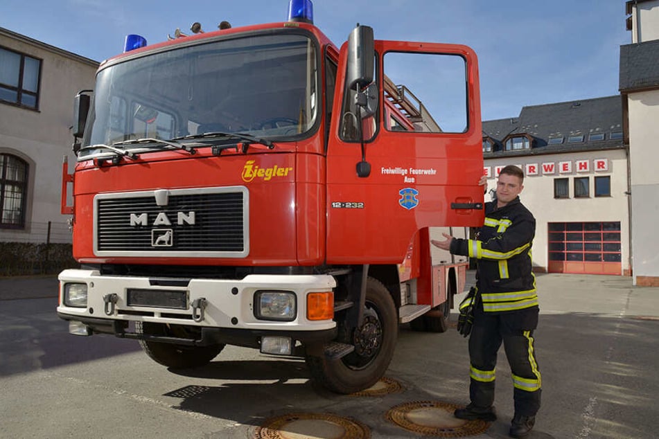 Der stellvertretende Wehrleiter Tobias Dorst (29) und seine Kameraden von der Freiwilligen Feuerwehr Aue wollen das Löschfahrzeug mit Spenden befüllen.