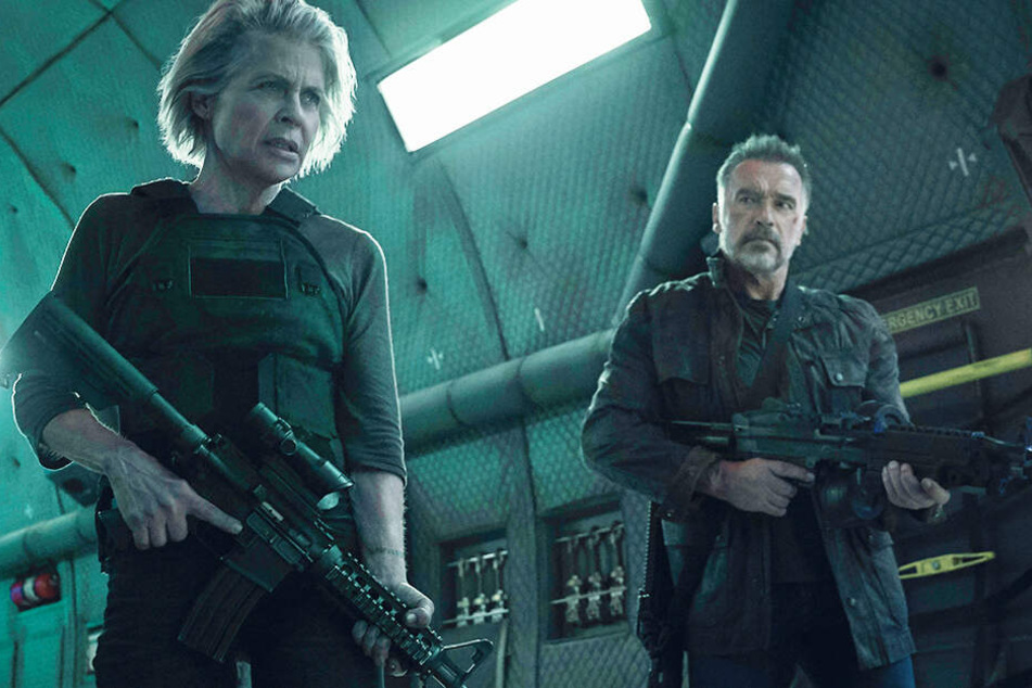 Sarah Connor (Linda Hamiltorn) und der Terminator T-800 (Arnold Schwarzenegger) ziehen gemeinsam in den Kampf.