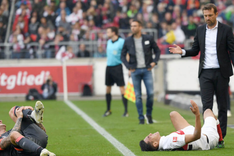 Nürnbergs Rober Bauer (l.) und Stuttgarts Nicolás González wälzen sich am Boden. VfB-Coach Weinzierl zeigt sich verwundert.