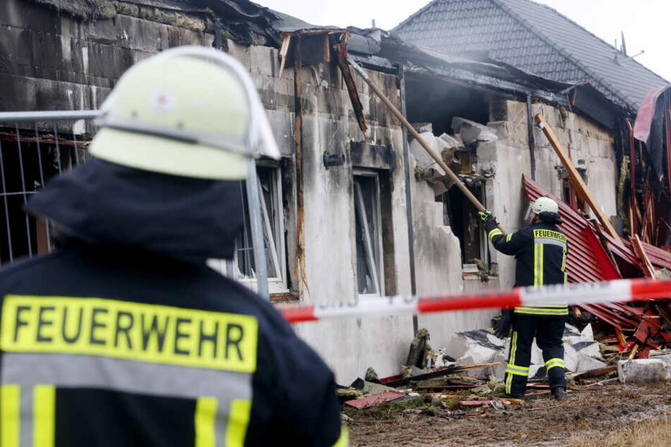 Feuerwehrleute löschen die Reste eines abgebrannten Saunaclubs.