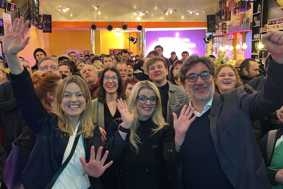 Clara Bünger (38), Susanne Schaper (47) und Stefan Hartmann (56, alle Linke) feiern im Haus der Begegnung.