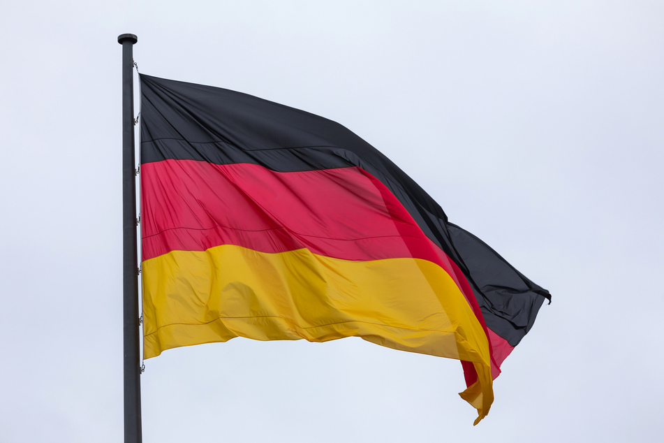 Deutschland-Flagge vor Leipzigs Kitas und Schulen? Liebe zum Staat lässt  sich nicht verordnen!
