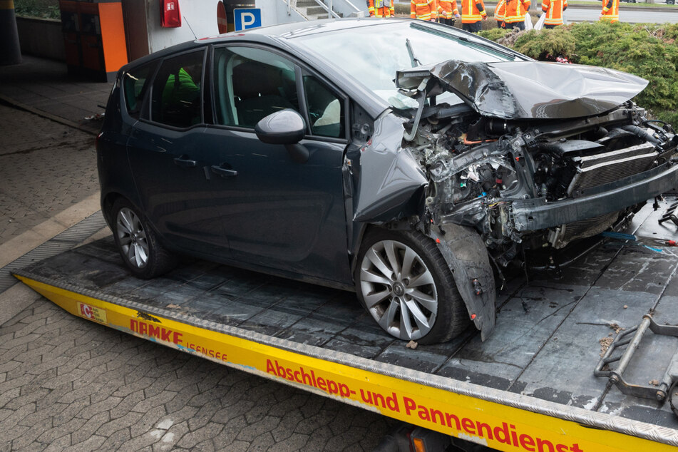 Ein stark beschädigte Unfallfahrzeug wird im Parkhaus der Stadthalle Braunschweig abgeschleppt.