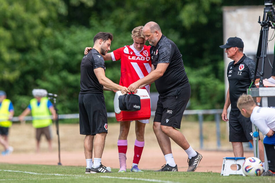 Lukas Michelbrink (20) verletzte sich am Samstag im Testspiel. Eine Diagnose liegt weiterhin nicht vor.