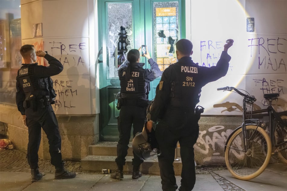 Die Polizei sicherte Spuren, nachdem an der "Konsum"-Filiale Scheiben an der Eingangstür eingeschlagen wurden.