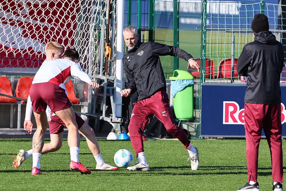 Voller Einsatz! Bei der Trainingseinheit am Dienstag war Trainer Marco Rose (48, M.) voll dabei. Ein letztes Aufbäumen?