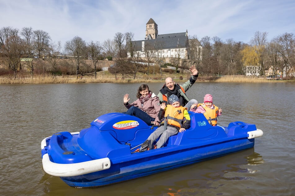 Die Eltern Franziska (40) und Thomas Otto (41) nutzten die ersten richtigen Sonnenstrahlen mit ihren Kindern Sophia (4) und Fabian (6) für einen Ausflug mit dem Tretboot auf dem Schlossteich.
