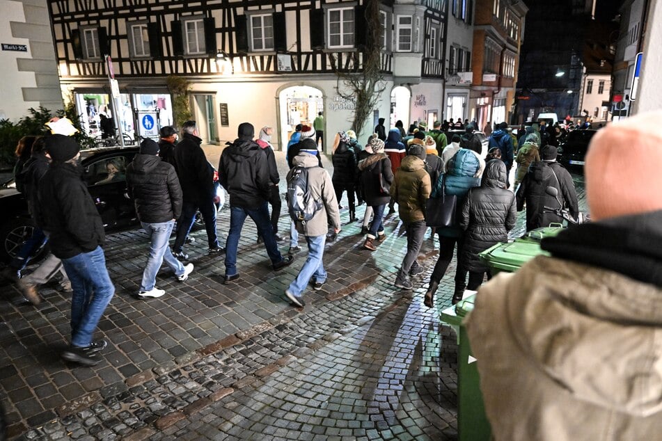 Kritiker der Coronapolitik gehen durch die Innenstadt von Ravensburg. Die Polizei geht von rund 1500 Demonstranten aus.