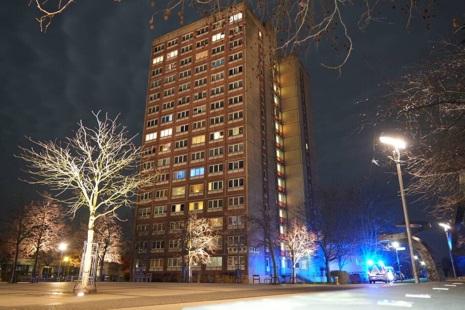 Seit dem 6. Januar kommt es in diesem Hochhaus an der Stuttgarter Allee immer wieder zu Brandstiftung.