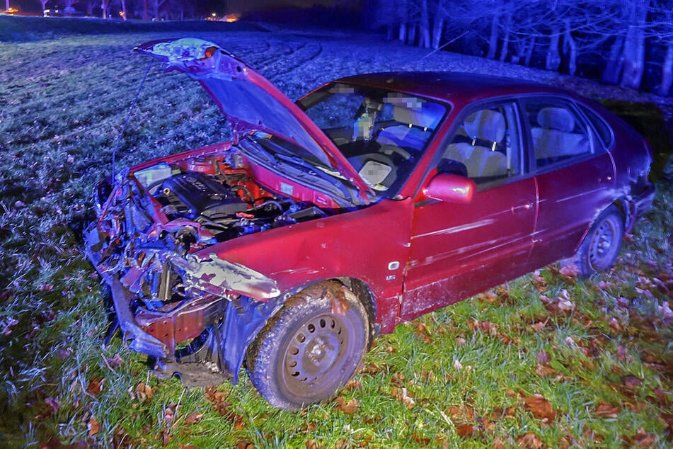 Nach dem Crash landete das kaputte Auto auf einer Wiese neben der B175.