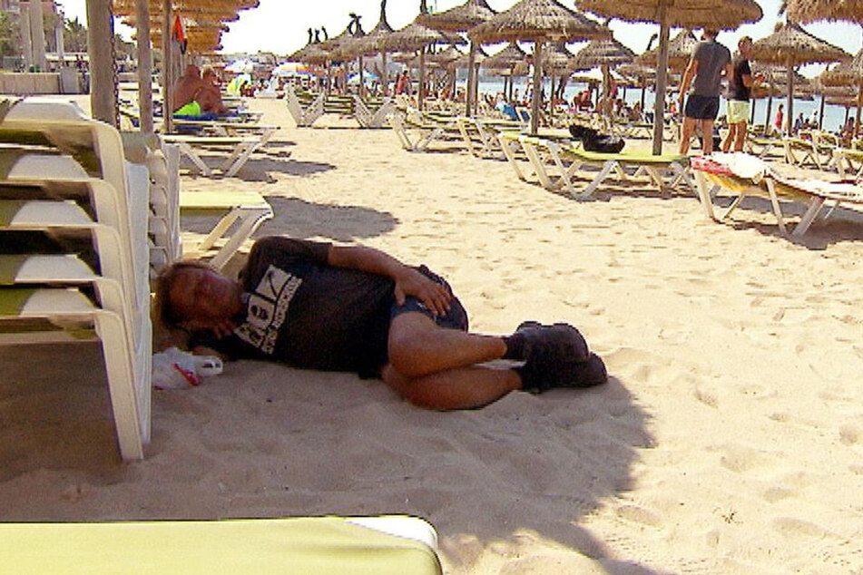 "Ich habe heute Nacht an der Playa geschlafen, weil mir nichts Besseres einfiel", sagt Sven (50) in der neuesten Folge der RTLZWEI-Doku "Armes Deutschland".