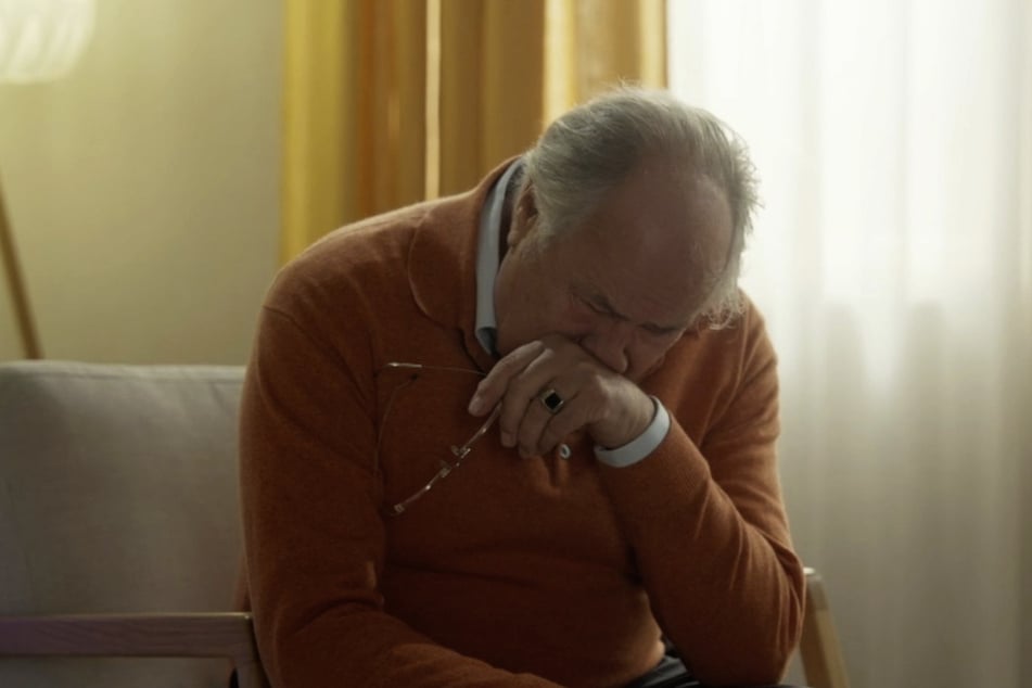 Julius will seinen Vater Hans-Harald (Hartmut Volle, 72) endgültig aus seinem Leben verbannen. Doch der bricht völlig unerwartet weinend zusammen. Was steckt hinter Hans-Haralds Zusammenbruch?