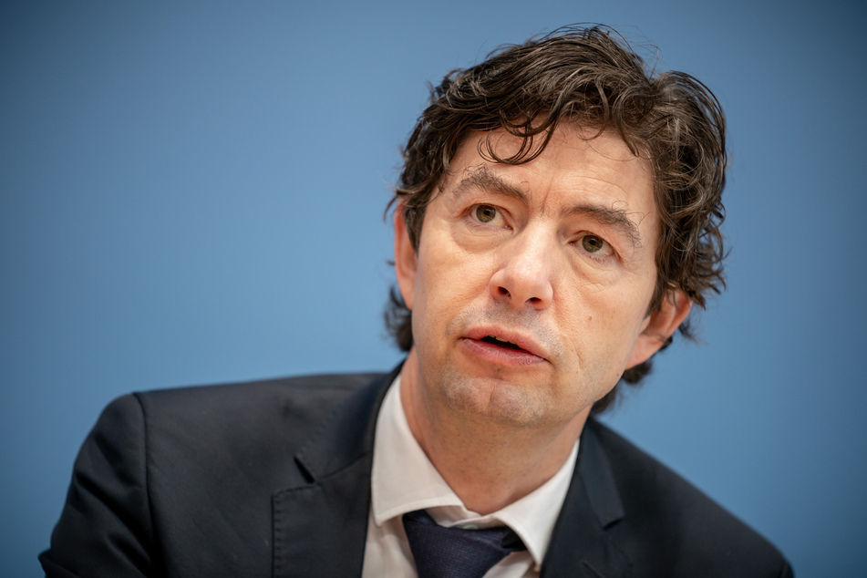 Er verstehe die Wünsche nach Lockerungen vollkommen. Es gelte jedoch, genau zu prüfen, wo dies möglich ist, sagte der Virologe Christian Drosten (48).