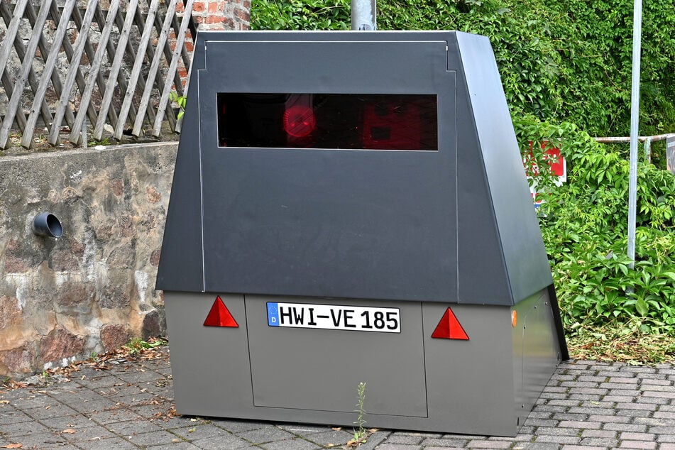 Wie bei den Enforcement Trailern der Stadt Dresden beginnt das Kennzeichen des Blitzeranhängers mit "HWI-VE".
