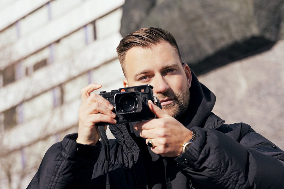 Der Chemnitzer Fotograf Philipp Gladsome führt als Gastgeber in der ARD-Doku "Blende & Beton" durch die Kulturhauptstadt.