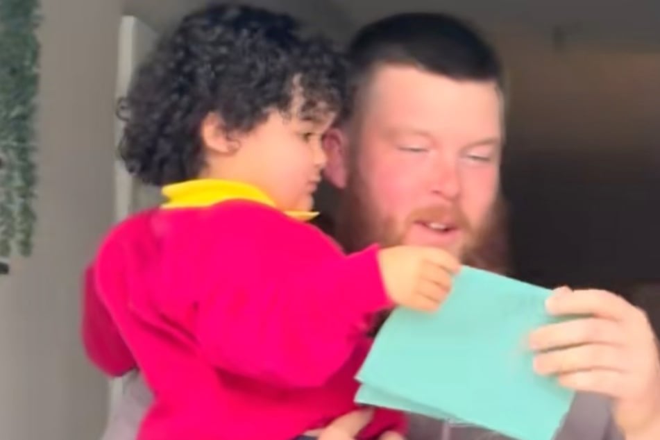 Malá Ziyah (2) přinesla svému strýci Kurtisovi rovnou něco.