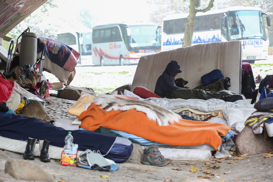 Obdachlose liegen bei Temperaturen um den Gefrierpunkt unter einer Brücke an der Helgoländer Allee.