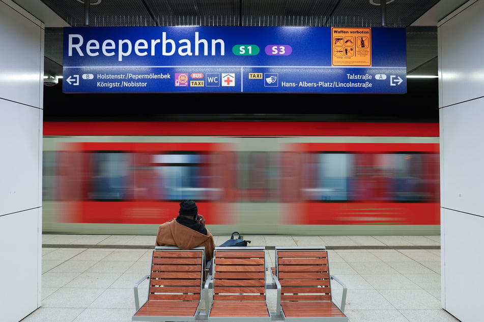 Die Bundespolizisten waren auf Präsenzstreife am S-Bahnhof Reeperbahn unterwegs. (Symbolbild)