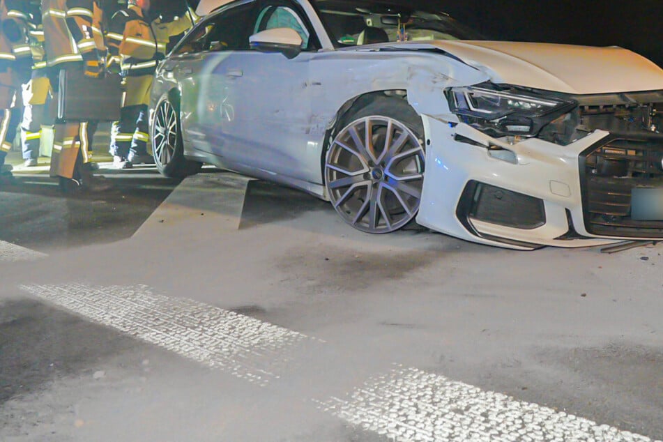 Unfall A8: Audi-Protzer (23) macht Autobahn unsicher und kracht gegen Ford und Leitplanke