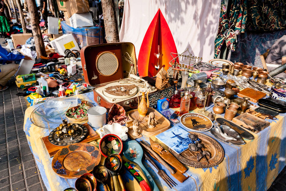 Auf dem "Waldtrödelmarkt" im Landgut "Hofewiese" können Antiquitäten bestaunt und entdeckt werden.