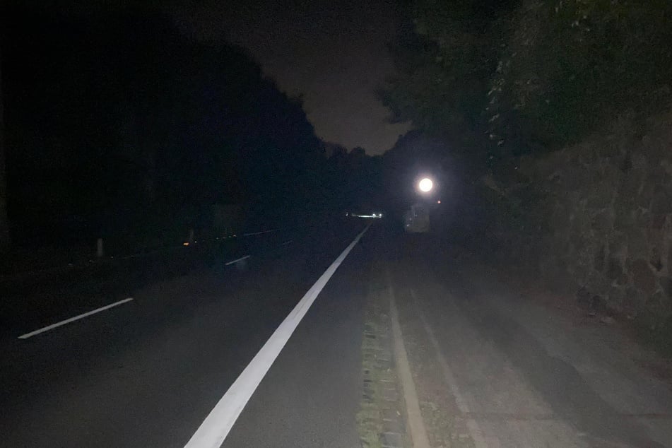 Auf der stockdunklen Grundstraße mussten Autofahrer besonders vorsichtig sein.