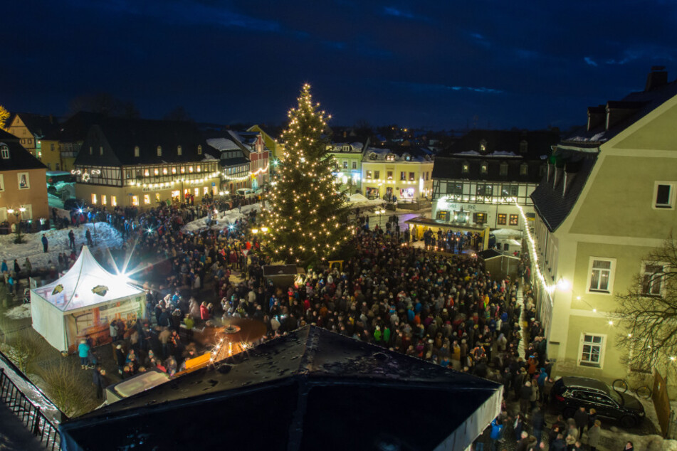 Tausende Besucher kommen auf den Zwönitzer Marktplatz, um beim offiziellen "Licht aus!" dabei zu sein.