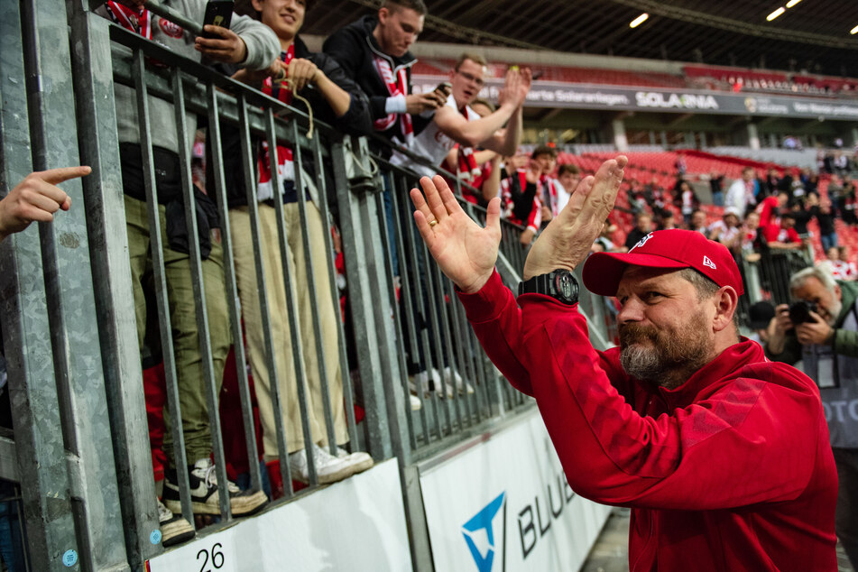 FC-Trainer Steffen Baumgart (50) bedankt sich nach Abpfiff bei den Fans für die Unterstützung.