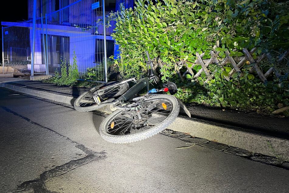 Der E-Bike-Fahrer musste nach dem Unfall am Dienstagabend in ein Krankenhaus gebracht werden.