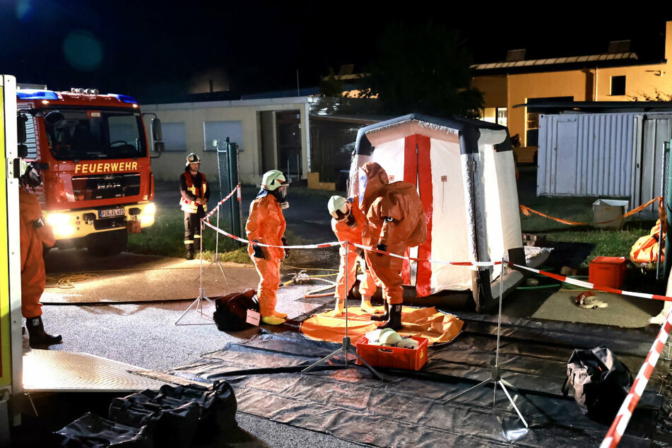 Schutzanzüge an und ran: Die Wehren am Sonntagabend bei dem Einsatz auf dem Firmengelände.