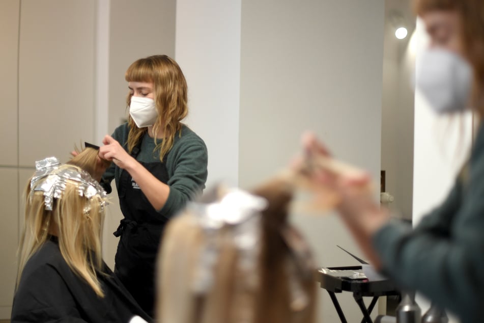 Bald ist es wieder so weit, und die Friseure dürfen ihrem Handwerk nachgehen. Doch wie sehen die Regeln eigentlich aus?