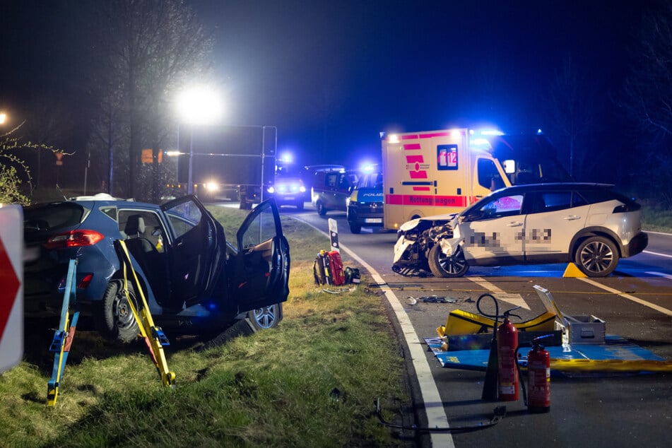 Abbiegen geht schief: Ford und Peugeot krachen an Kreuzung zusammen
