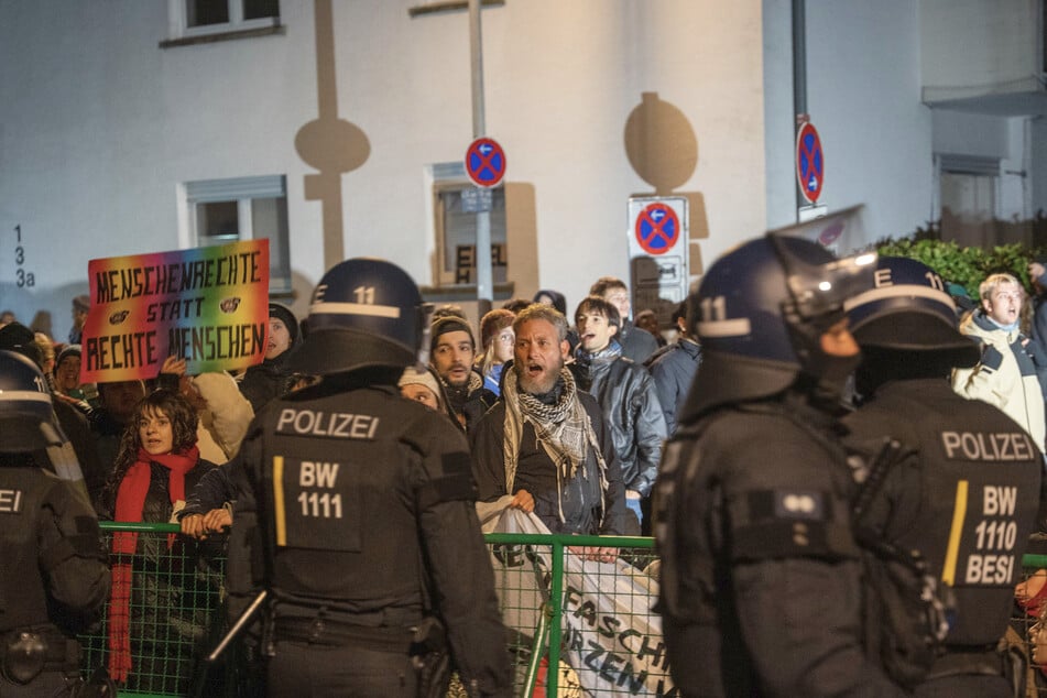 Demo gegen AfD: Hundert Vermummte wollen Polizeiabsperrung durchbrechen