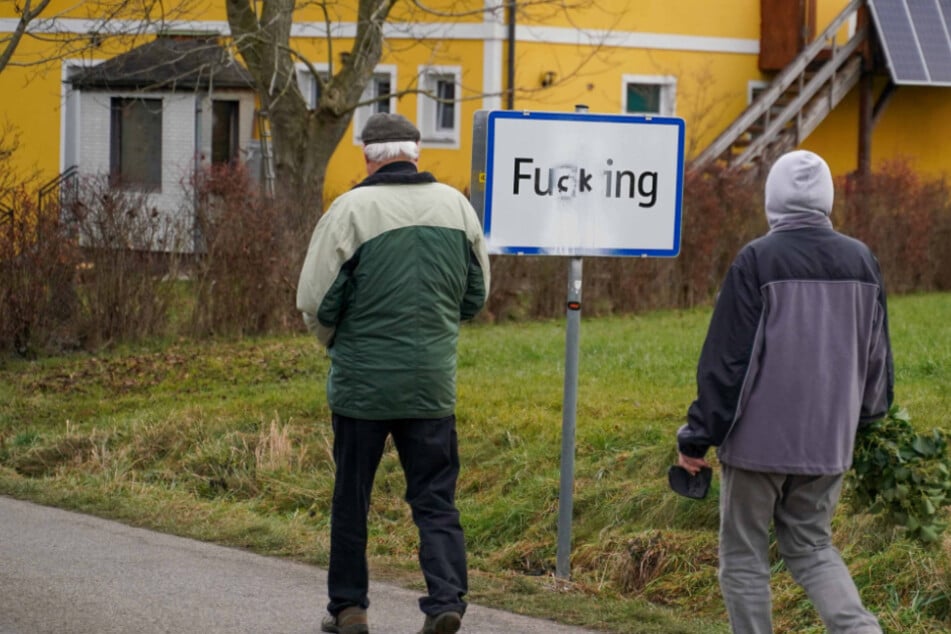 Die neuen Ortsschilder wurde direkt von Unbekannten übermalt.
