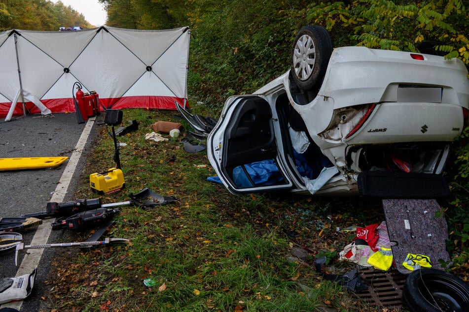 Durch die Wucht des Aufpralls wurde der Suzuki von der Fahrbahn geschleudert und überschlug sich.