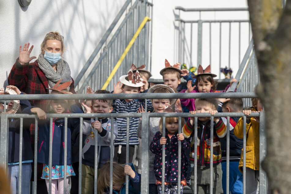 Die Kinder der städtischen Kita "Sachsenspatzen" freuten sich riesig über den Besuch des Osterhasen.