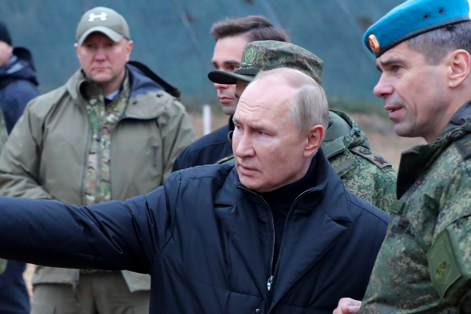 Wladimir Putin (M., 70) zeigte sich am 20. Oktober beim Besuch eines militärischen Ausbildungszentrums des westlichen Militärbezirks für Reservisten in der Region Rjasan.