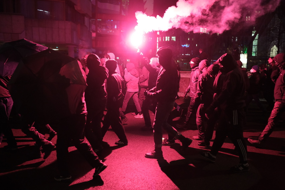 ACAB-Demo in Leipzig: Hunderte protestieren gegen Polizeigewalt, Feuerwehr muss anrücken