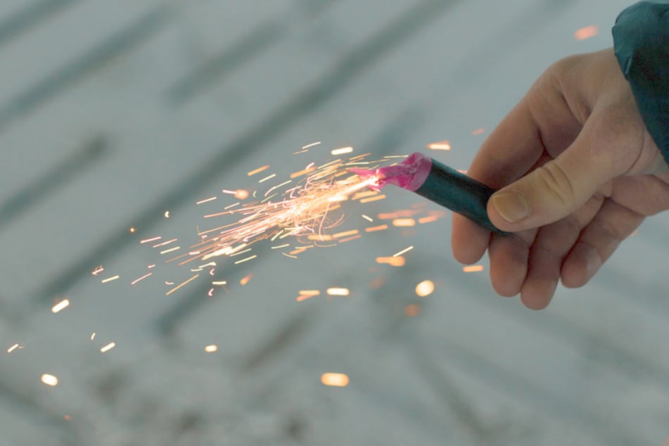 Der Böller explodierte in der Hand des 19-Jährigen. (Symbolfoto)