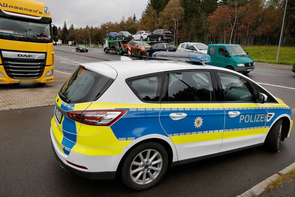Ein Streifenwagen der Bundespolizei überwacht den Verkehr am Grenzübergang.